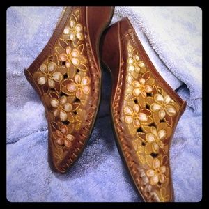 Pikolinos leather floral cutout